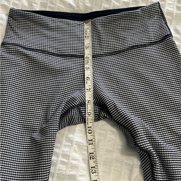 Lululemon navy/white capris size 6 - Picture 6 of 6